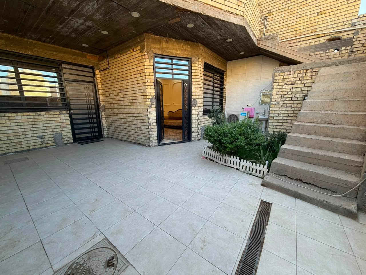السلام عليكم

 ✅ بيت 200 متر للبيع 

في منطقة العز / التاجيات / مجاور مرور التاجيات / شارع نافذ عالشارع العام (الهلالي و دلالية بغداد) 100 متر عن شارع ابن منظور
واجهه 8.25 / نزال 24.3
طابقين بناء حديث 

الطابق الارضي : كراج واسع / استقبال كبير / مطبخ / هول / غرفتين نوم / 3 حمامات / 3 ترك 

الطابق الثاني : 1_ (شقة امامية درج خارجي معزول / مطبخ وهول / غرفتين نوم / خدمات وحمام / درج للسطح الامامي الخاص بالشقه الامامية)

                             2_( الشقة الخلفية مرتبطة مع الطابق الارضي بدرج داخلي / غرفتين نوم /مطبخ وحولي / حمام وخدمات / درج للسطح الخلفي الخاص بالشقه الخلفية ) 

السعر (375) مليون  
 📞 *********** / واتساب / اتصال / خاص
