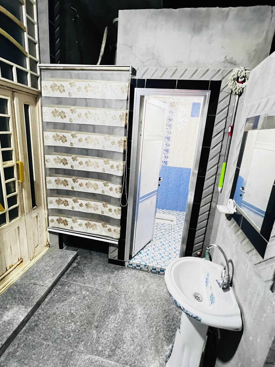 بيت للبيع طابو صرف في  كربلاء مساحه 100متر واجهيه 5 متر نزال 20  متر المكان في حي المهندسين (العابد)
النضافه 95./. البيت طابقين الطابق الأول يحتوي ع استقبال ومطبخ وصاله  +غرفه سويت وصحيات خارجيه والطابق الثاني يحتوي غرفتين سويت وصاله السعر 120 وبي مجال للشراي للاستفسار *********** ع هاذه الرقم أو مراسله الصفحه🖤
