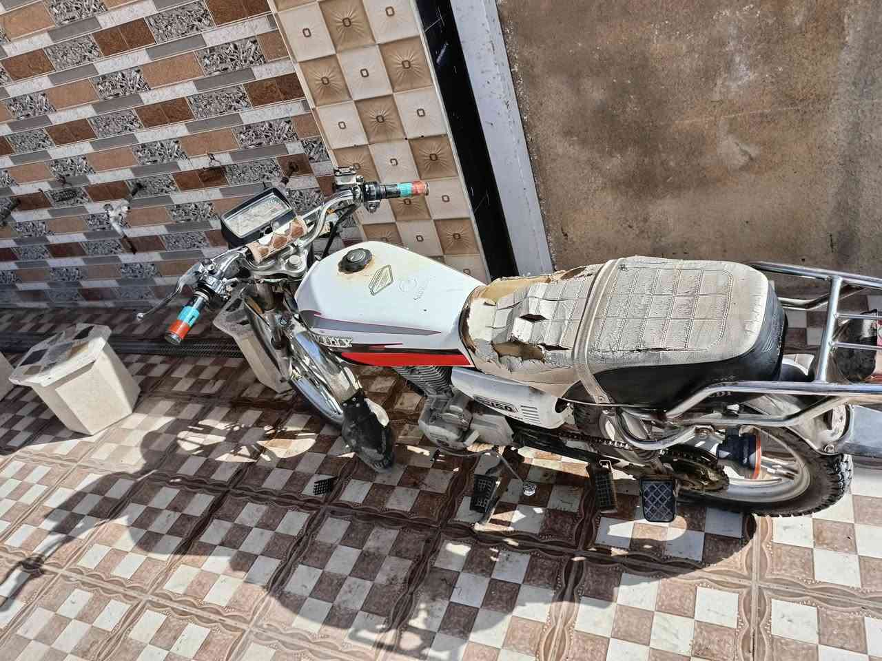 دراجه سافان موديل 2021 طافيه ماعرف شبيها ابيع على هل حطه بغداد عويريج قريه المسافر *********** السعر300 او بيها مجل بصيط
