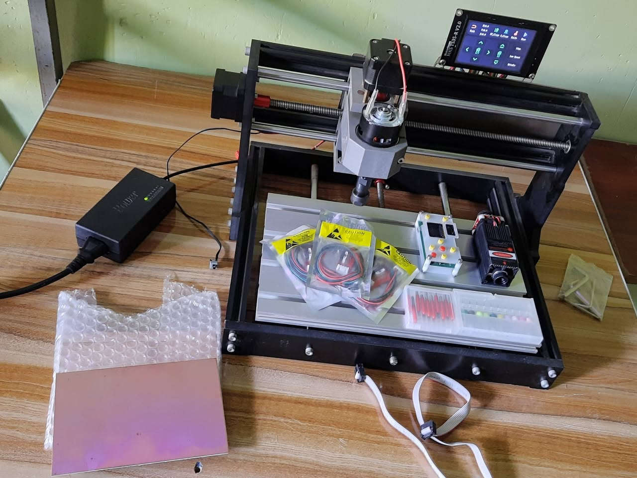 ‫سي ان سي🛠️CNC 3018 PRO
🌿 جهاز 3018 Pro CNC Machine هو جهاز حفر وتوجيه مكتبي مصمم خصيصاً للمبتدئين والهواة. يشير الرقم "3018" إلى مساحة العمل التي تبلغ 300 × 180 مم. يُعد هذا الجهاز خياراً اقتصادياً لتعلم أساسيات التصنيع الرقمي، هندسة الآلات، وبرمجة G-code دون تكاليف باهظة. تنتج هذا التصميم شركات متعددة ومن أشهرها شركة SainSmart (Genmitsu) و VEVOR و Lunyee. 

📊 المواصفات التقنية القياسية
مساحة العمل الفعالة: تبلغ الأبعاد الأساسية لطاولة العمل 
 الماكينة تحتوي على راس ليزر  الأداة المثالية للحفر والقطع الرقمي بدقة عالية.
الماكينة لها متحكم من نوع MKS DLC32 v2.1مع رام لخزن التصاميم بلضافة الى✅شاشة لمس لتسهيل التحكم بلماكنة
شاحن 🔌متغير الفولتية من 12v الى 24vمع ملحقات من براين مع قطع 3×PCB لصناعة البوردات الاكترونية
محرك المغزل (Spindle): يأتي قياسياً بمحرك 775 DC بجهد 24 فولت وسرعة تصل إلى 10,000 دورة في الدقيقة.
نظام التحكم: يعتمد على لوحة تحكم تشغل برمجيات GRBL مفتوحة المصدر وتعمل عبر بيئة Arduino.
محركات الحركة: ثلاثة محركات خطوية (Stepper Motors) من طراز NEMA 17 لتوجيه المحاور الثلاثة 

مواد التصنيع: هيكل يدمج بين الألومنيوم المقوى وبلاستيك الباكيليت (Bakelite) المقاوم للحرارة لتخفيف الوزن. 

🪵 المواد القابلة للمعالجة
المواد المدعومة كلياً: الخشب بجميع أنواعه (الصلب والناعم)، البلاستيك، الأكريليك، مادة PVC، وألواح الدوائر المطبوعة المخصصة للإلكترونيات (PCB).
المعادن اللينة: يمكنه النقش على المعادن اللينة جداً مثل الألمنيوم والنحاس بشرط استخدام سرعة تغذية بطيئة وعمق قطع ضئيل للغاية.
مواد غير مدعومة: لا يمكن للجهاز نهائياً قطع أو نقش المعادن الصلبة مثل الحديد أو الفولاذ، أو المواد الحجرية واليشم.
💡 لمن هذه الماكينة؟
لصناع الهدايا والميداليات، مهندسي الإلكترونيات، هواة النجارة الفنية، والطلاب المبدعين.
مكاني بغداد
للاسف توصيل ماعندي
***********

