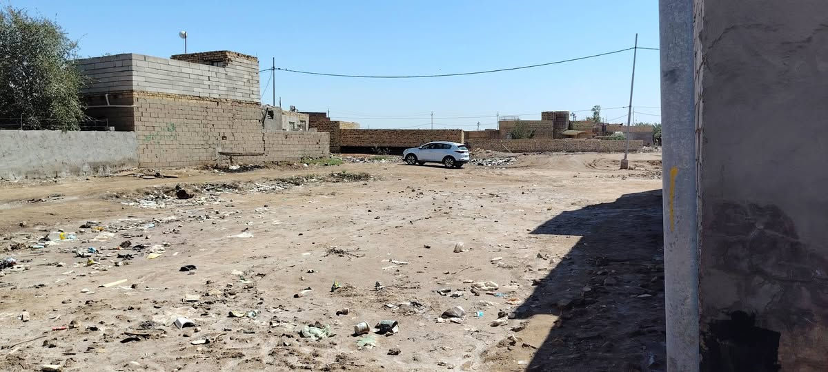 السلام عليكم قطعة أرض للبيع السنيه خلف معمل الاصباغ مجاور مجمع الصادق  مساحه ٦٠٠ مع ١٠٠ فظله توجد كل الخدمات بيها فرع واحد عن تبليط الاستفسار رقم الموبايل *********** اتصل وتدلل
