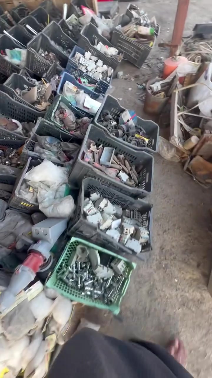 سلام عليكم غراض كهربيات وانشايه مشكل غراض البيع شلعه وحده تفيده يخابرني عندي نقط بيهن فوك 10تالف غراض خير من اللّٰه نتصل *********** رقم مكاني بغداد
)
