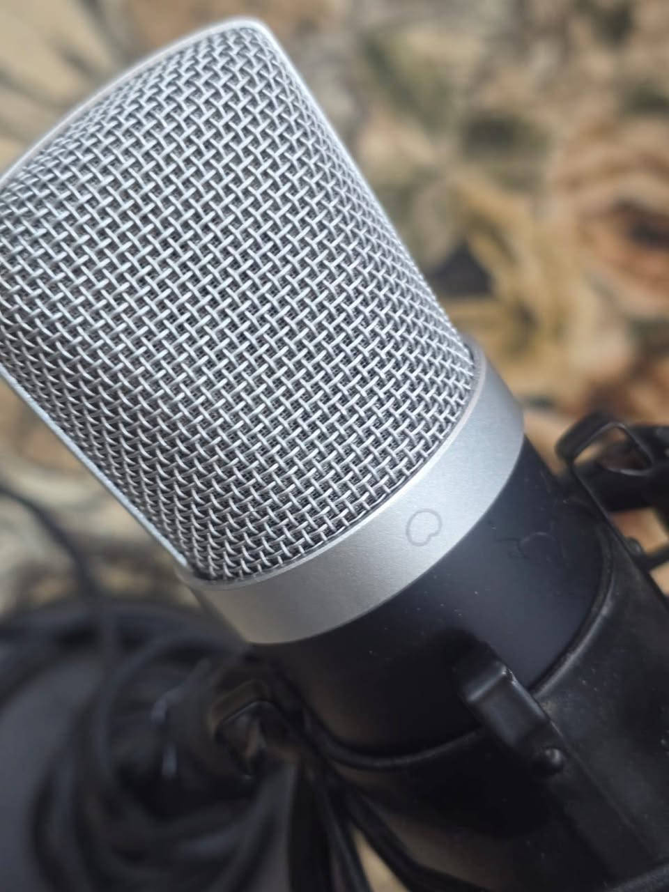 هذا الميكروفون هو Trust GXT 252 Emita (أو إحدى فئاته مثل Emita Plus)، وهو ميكروفون مكثف (Condenser) رقمي يعمل عبر منفذ USB مخصص للاستوديوهات المنزلية وصناع المحتوىسهولة التشغيل التلقائي (Plug and Play): يعمل مباشرة عند ربطه بالكمبيوتر أو اللابتوب أو منصات الـ PlayStation عبر سلك USB دون الحاجة لبطاقة صوت (Sound Card) خارجية.


**إذا كنت صاحب هذا الإعلان وتريد حذفه لأي سبب، رجاءا أرسل رسالة إلى الدعم الفني**
