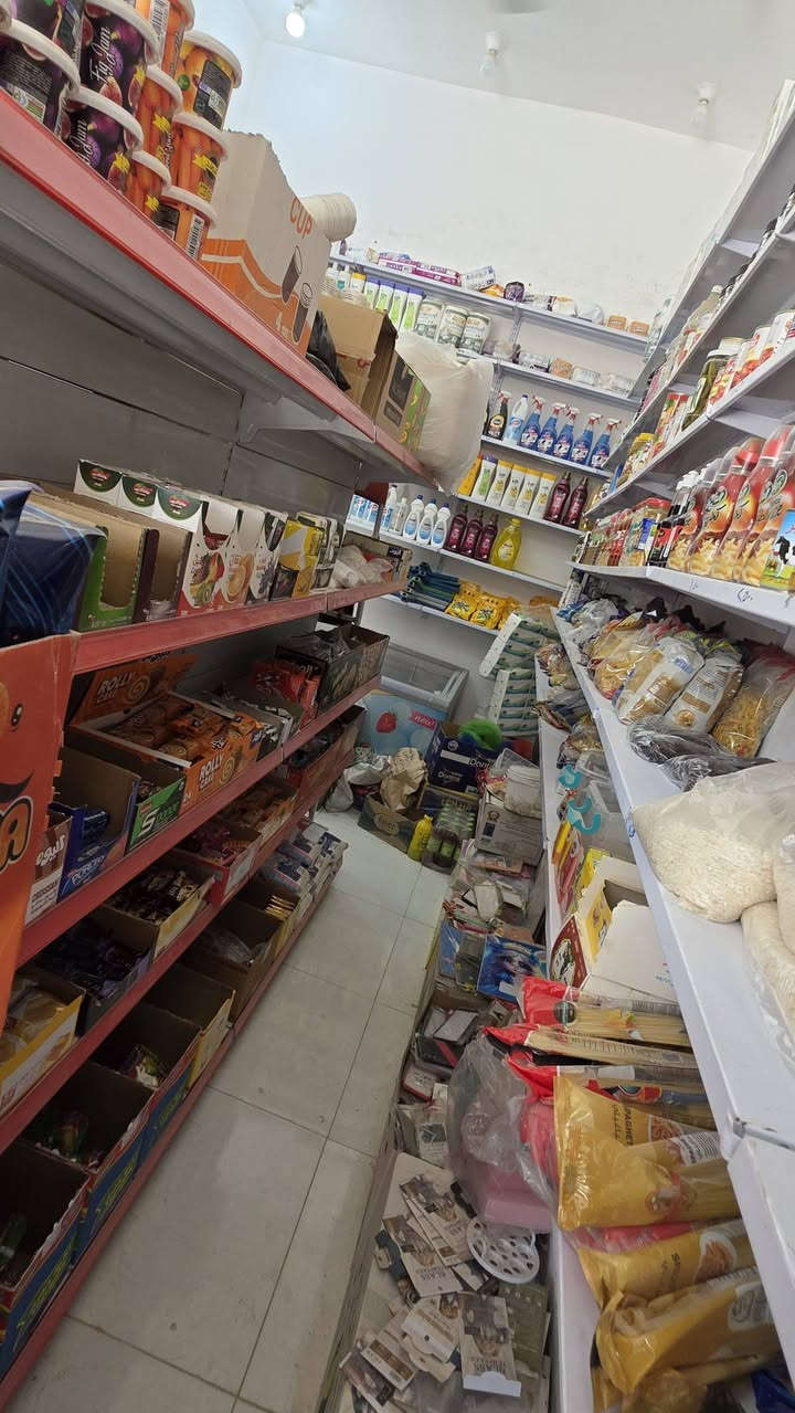 اسواق كامل للبيع حي الشهداء الاول
متكول من 5 عارضات ايكور جديده +2 مجمده بطحيه ايكور 
سبلت جديد جام خانه وسقيفه كامل للتواصل ***********
