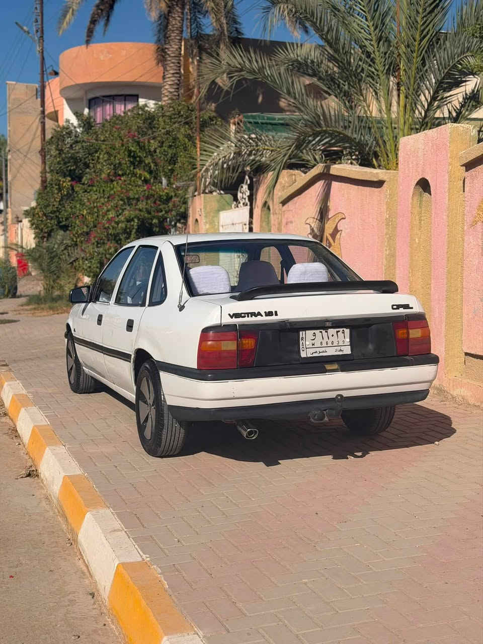 السلام عليكم .للبيع فكترا موديل 1993. لون ابيض السياره بعدها عل وضع البلاد بيها شوي صبغات
بدون ضربه محرك 1600. مابيها خياسات
كير عادي 5 نمر . داخل السياره عل بلاد .
تايرات جدد كهربائيات كير مكينه حداديه كلها بشرط 
مكينه لاتبخير لاتنقيص . رقم بغداد تحويل 
مكان السياره / سامراء
السعر /37
الرقم /‭***********‬
