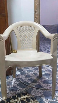 كراسي لبيع السعر ٤ ألف موجود  كميه واذا تريد ١ عادي ٠٧٩٠٣٧٧٢٠٩٠و٠٧٥٠٠٦...