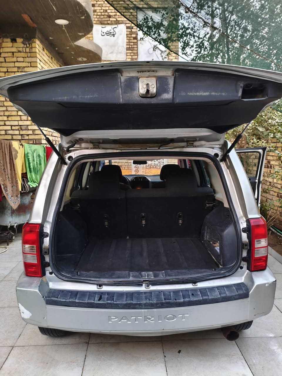 سلام عليكم مرخصتك لادمن للبيع سياره باتريوت موديل 2010 وارد امريكي بيه جاملغ صفحت سايق و باب صفحت العبري مصلح  رقم موصل دولي بسم صديقي يريد تحويل سياره حلوه و نضيفه كير محرك خير من الله تبريد ما يشتغل محرك 4 سلندر 2400 مكان سياره ميسان سعر 75 وبيه مجال رقم ***********
