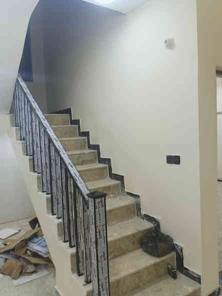 بيت للبيع ركن على ساحة خضراء وشارع 20 مساحة 160 متر 
في منطقة #حي_الحوراء (زين القوس ) قرب الحشد 
🔴#السعر 125 مليون 

بناء حديث غير مسكون يتكون من طابقين:

#الطابق_الأول مكون من ( استقبال+ مطبخ+ صاله+ غرف نوم عدد 2 + صحيات داخليه وخارجية+ منور يحتوي على باب مطل على الشارع الثاني)

#الطابق_الثاني غير كامل مكون من ( 3 غرف نوم + صالة + صحيات+ سطح ثاني) 

للتواصل مراسلة الصفحة أو الاتصال:
📍***********
