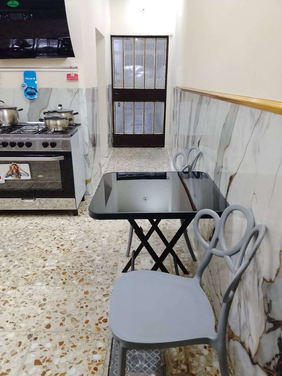 السلام عليكم بيت للبيع الشعب حي البساتين على الشارع العام على التبليط البيت نضيف طابق ونص للاستفسار ***********
