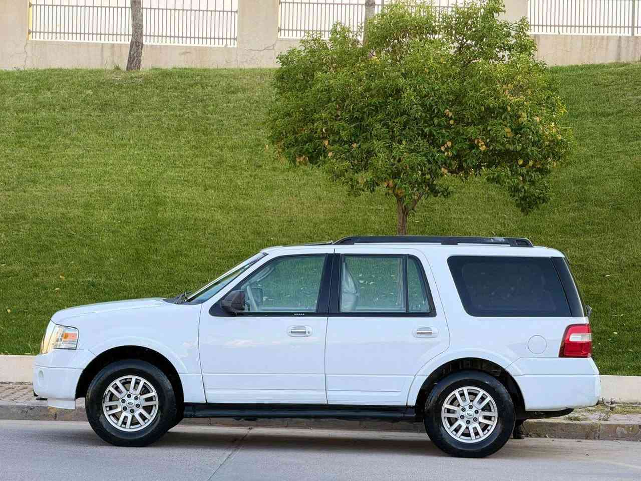 FORD EXPEDITION 2011 

سعری ١٣٥ گەڵاو معامەلە

فول فول مواسەفات 
سڵایت 
کۆدی درگا 
کوشن کارەبا 
سوکان ڤۆلیۆم 
تەحدید سورعە 
پایدەر کارەبایی 
ناو زەرد 
دەبڵ ئەکسل  
لایت زینۆن و عەدەسە 
تەبرید مەرکەزی 
٣ ڕیز کوشن 
حاسە 
زۆر مواسەفاتی تر 

سەیارەکە تەنها پارچە و نیوێکی بۆیاخە 
بێ ناوگرتن بێ ئیرباگ 
گێڕ و مەکینە و کارەباییات هەمووی بە شەرت 
سەنەوی و ڕەقەم تازەیە
 
سەیارەکە لە سلێمانیە

ژمارەی موبایل *********** السليمانية, العراق
