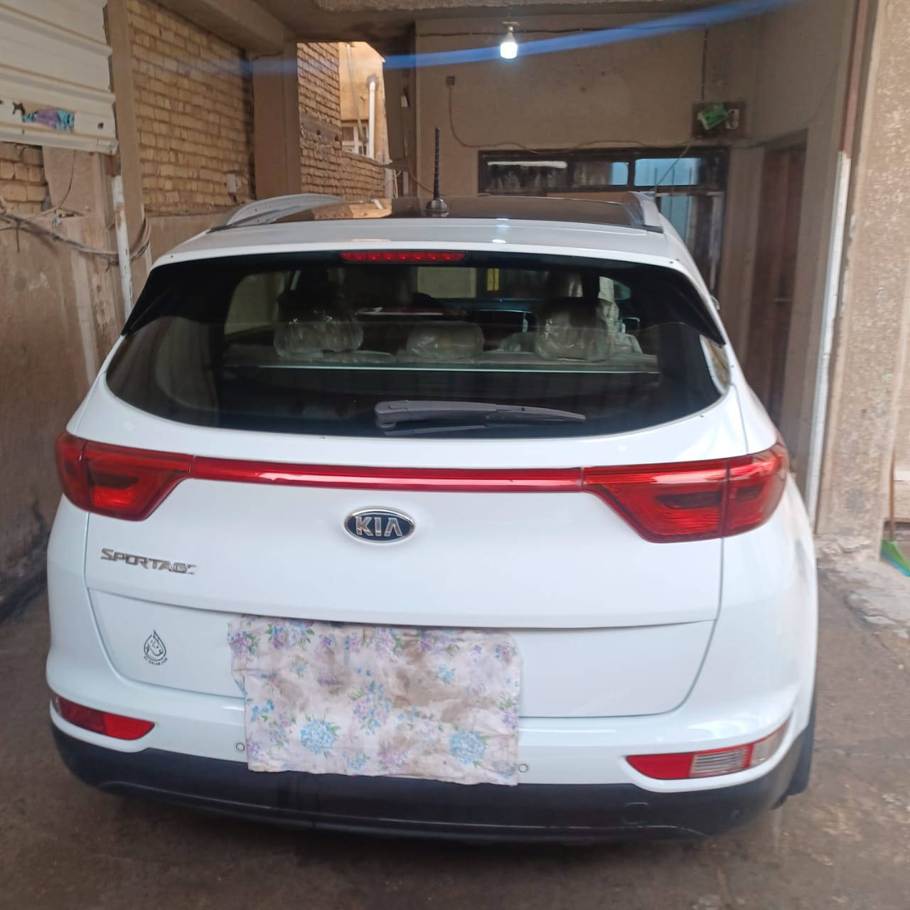 للبيع كيا سبورتج خليجي
موديل 2017 
بيها بارد بسيط 
تشغل عن بعد 
فتحت سقف بنوراما 
تبريد قطعتين 
ابواب بصمة 
صندوق كهرباء
مكلف بالنشر 
رقمها بغداد هذا رقم راعيها الشرعي 

‭0770 431 0839‬
