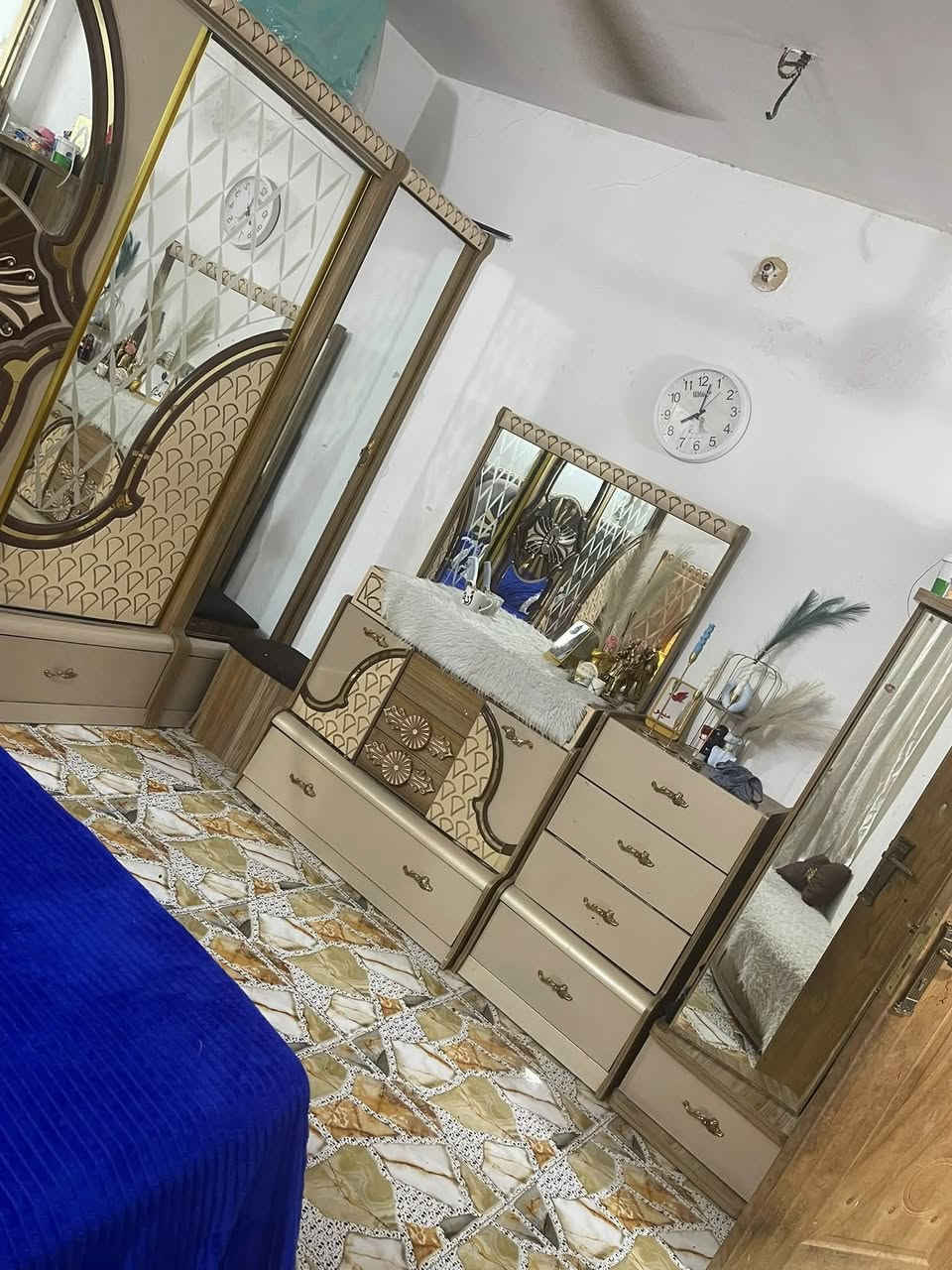 سلام عليكم غرفه تركيه ضخمة ١٠ قطع الخشب الاصلي الضهر كله بلوك نظيفه مابيها ضرر عنوان بغداد شعب سعرها 850 بيها مجال بسيط ***********
