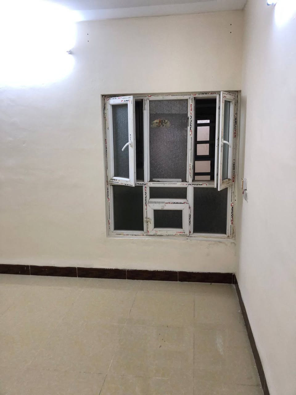 (مشتمل للايجار في كركوك في حي الخضراء )
مشتمل ١٠٠م طابق ثاني في حي الخضراء  قرب جامع السرمدي للعوائل فقط ....بناء حديث تحتوي على غرفة نوم كبيرة (٤.٥×٤) مع هول ومرافق صحية وحمام منعزل سيراميك مع مطبخ سيراميك .. وارضية الشقة كرانيت وتحتوي على كيزر كبير كما مبين في الصورة وخط مولدة ودرج موصل للسطح....الايجار الشهري  (٢٧٥ الف)....(للعوائل فقط)...غير متواجد على الفيس...الاتصال بالرقم ***********
