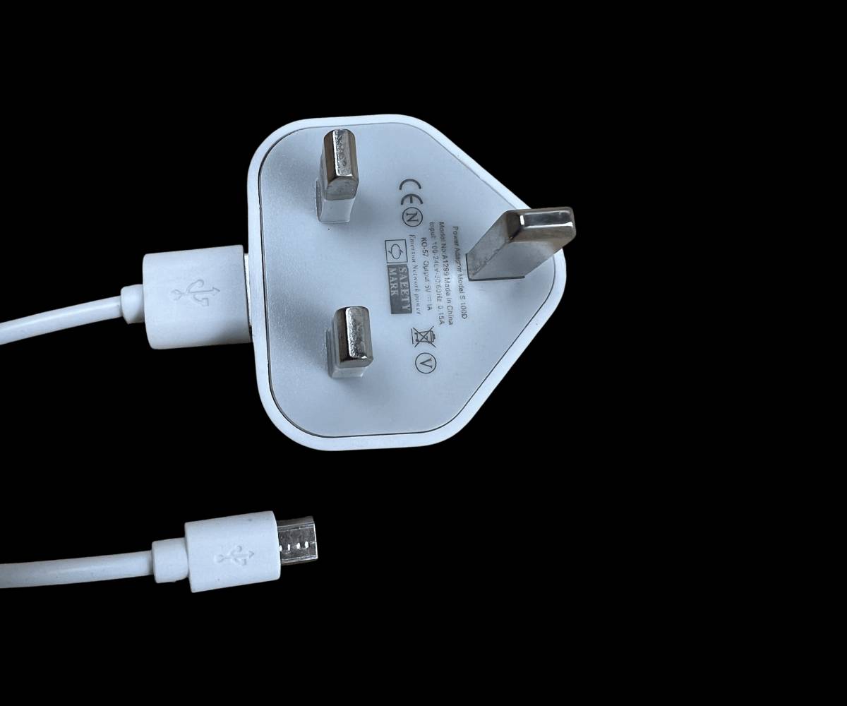 بوكس ألمنيوم فاخر – المصحف الشريف مع قلم القرآن الناطق متعدد اللغات

الاستخدامات

قراءة القرآن الكريم مع تلاوة صوتية واضحة عبر القلم الناطق.

تعلم التجويد وتصحيح التلاوة للأطفال والكبار.

الاستماع إلى الترجمة بعدة لغات.

تسجيل الصوت ومقارنة القراءة لتحسين الأداء.

الاستفادة من الأدعية، الأناشيد، وكتب إضافية مرفقة.

هدية إسلامية فاخرة للمناسبات الدينية.

المميزات

قلم ناطق ذهبي بتصميم أنيق وفاخر.

يدعم تلاوات متعددة لقرّاء مختلفين.

يدعم عدة لغات للترجمة.

خاصية تسجيل الصوت وإعادة التشغيل للمقارنة.

مكبر صوت مدمج + مدخل سماعات 3.5 ملم.

منفذ USB للشحن ونقل البيانات.

أزرار تحكم بالصوت والسرعة (رفعخفض الصوت – تسريعإبطاء).

بطارية داخلية قابلة للشحن.

يعمل بتقنية الاستشعار عبر تمرير القلم على الآية.

سماعة أذن مرفقة للاستماع الفردي.

بوكس ألمنيوم قوي للحفظ والحماية.

محتويات الصندوق

المصحف الشريف (نسخة ورقية فاخرة).

قلم القرآن الناطق.

سماعة أذن.

شاحن كهربائي برأس ثلاثي.

كيبل USB للشحن.

مجموعة كتب إضافية (مثل: صحيح البخاري، حصن المسلم، الحج والعمرة، قاموس ناطق، أناشيد تعليمية وغيرها حسب الإصدار).

حقيبةبوكس ألمنيوم فاخر للحفظ.

الملاحظات

قياس العلبة:

الطول: 28 سم

العرض: 5.5 سم

الارتفاع: 26 سم

يُشحن القلم بالكامل قبل الاستخدام لأول مرة.

المنتج مناسب للكبار والأطفال.

يُحفظ بعيداً عن الرطوبة والماء.