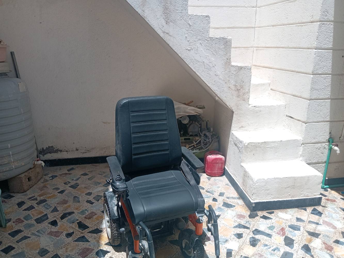 البصره قضاء الزبير
 السلام عليكم توجد 
 كرسي كهربائي للمعاقين