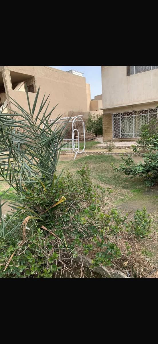 عقار للبيع حي البنوك - التربية / قطعة ارض 600 متر 
20م واجهة ونزال 30م مشيد عليها بناء 200 متر عكاده وصب بحالة جيدة .. سند مستقل ملك صرف / للاستفسار والتفاصيل يرجى الاتصال على الرقم
‭0770 457 8186‬
