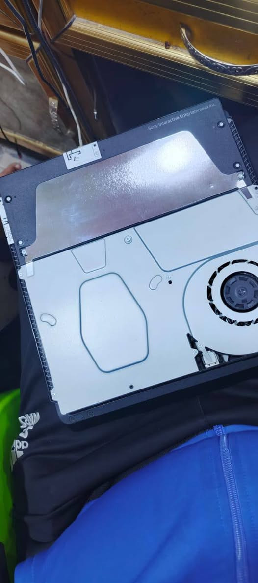 السلام عليكم بلي 4 للبيع 1تير نضافه مثل مموضح بلصوره ما واصل مصلح ملحقات كامله يدات2 اصليه وكيبلات سعره ٣٠٠ وبي مجال الشراي يتفضل خاص او يتصل ***********
