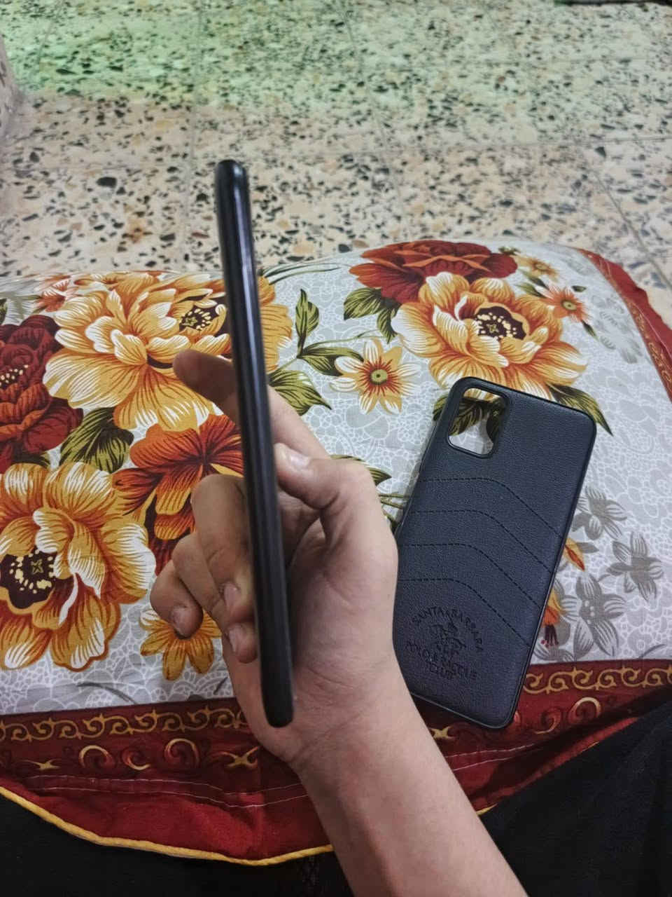 📱 **للبيع: Samsung Galaxy A03s (بحالة ممتازة جداً)**
جهاز **سامسونج A03s** غني عن التعريف، يجمع بين الأداء السلس والبطارية العملاقة. الجهاز نظيف جداً وعملي ومناسب جداً للاستخدام اليومي والألعاب.
🌟 **حالة الجهاز والمواصفات:**
 * **النظافة:** 90% (نظيف جداً وأخو الجديد، استخدام راقي وبدون أي عيوب).
 * **الذاكرة الداخلية:** 64 جيجابايت (تكفي لكل تطبيقاتك، صورك، وملفاتك).
 * **الذاكرة العشوائية (RAM):** 4 جيجا (لأداء سريع وتنقل سلس بين التطبيقات).
 * **البطارية:** 5000 مللي أمبير (بطارية خرافية وعملاقة تدوم معك يومين كاملين من الاستخدام المتواصل دون الحاجة للشحن).
📸 **كاميرا مميزة ولحظات لا تُنسى:**
 * الجهاز يأتي بكاميرا ثلاثية خلفية ممتازة بدقة **13 ميجابكسل** لالتقاط صور واضحة وألوان طبيعية وحلوة في الإضاءة النهارية.
 * يدعم ميزة العزل (بورتريه) لتغبيش الخلفية وإبراز التفاصيل بشكل احترافي وخرافي، بالإضافة إلى كاميرا ماكرو لتصوير الأشياء الدقيقة.
✨ **ميزات إضافية:**
 * شاشة كبيرة بحجم 6.5 بوصة بدقة HD+ لمشاهدة الفيديوهات والأفلام بوضوح ممتاز.
 * يدعم شريحتين إتصال بنفس الوقت مع مكان مخصص لرام خارجي (ميموري).
 * مستشعر بصمة سريع ومدمج بزر الطاقة الجانبي لحماية خصوصيتك.
💵 **السعر:**  80 ألف (وبيه مجال للشراي)
📍 **المكان:** بغداد - حي العامل
📞 **للتواصل والاستفسار:** ***********
