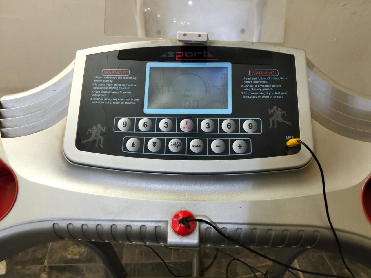 للبيع: جهاز سير كهربائي (Treadmill) متكامل ماركة NJM SPORT 
هل ترغب في ممارسة الرياضة براحة في منزلك؟ نقدم لك جهاز المشي المتعدد الوظائف بحالة ممتازة وشبه جديد!
 أهم مميزات الجهاز:
شاشة ديجيتال متطورة: لعرض (السرعة، المسافة، الوقت، السعرات الحرارية، ونبضات القلب).
أزرار تحكم سريعة: للتحكم في السرعة بسهولة أثناء الجري.
نظام أمان: مزود بمفتاح أمان أحمر للتوقف الفوري في حالات الطوارئ.
إضافات ترفيهية: مدخل MP3 للاستماع للموسيقى أثناء التمرين.
جهاز مساج متكامل: ملحق به محرك خاص للمساج وتفتيت الدهون (كما هو موضح بالصور). كما به ميزه الصعود الجبلي مع الجري
ملحقات إضافية: مقابض لتمارين البطن والضغط مدمجة بالجسم.
تصميم مريح: يتضمن أماكن لوضع زجاجات المياه وهاتف الجوال.
 حالة الجهاز:
الجهاز نظيف جداً، يعمل بكفاءة عالية، ومثالي للاستخدام المنزلي اليومي.
 السعر المطلوب: 350
 للتواصل والاستفسار: [***********
(ملاحظة: الجهاز قابل للطي لتوفير المساحة عند عدم الاستخدام)
