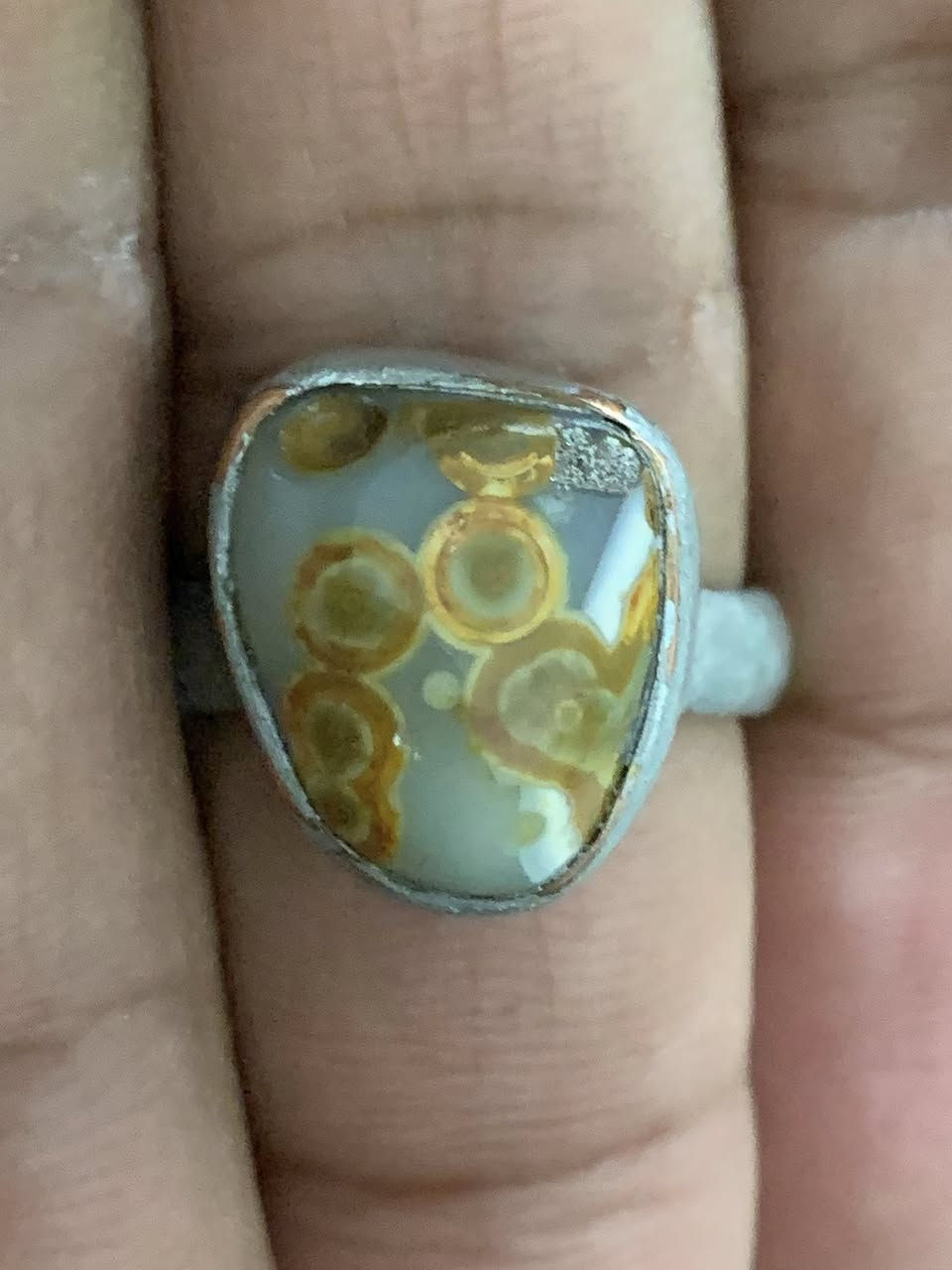 السلام عليكم خاتم سليماني مصور نحلات متباوسات حجره كامله معطف رصاصي اخذته من العتبه من الهديا صياغه نحاس واني صبغته فضي بس يرادله صياغه فضه روحانيه كلش حلوه بي الله يشهد س75وبي مجال المكان بغداد الزعفرانيه الاتصال ***********
