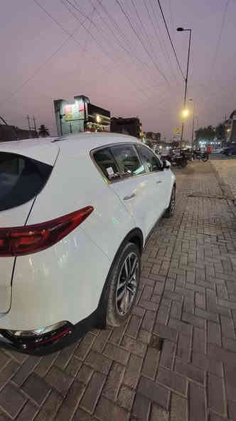 🔥  – كيا سبورتج خليجي 2020 للبيع 🔥
السلام عليكم ورحمة الله
 للبيع كيا سبورتج موديل 2020 خليجي بحالة ممتازة جداً، استخدام نظيف، مواصفات عملية ومطلوبة بالسوق.
صور البارد موضحها اخوان  بين الابواب شرط مواصل للتكمة وبيع شرط الفحص وشايف كل الخير الياخذها 
💰 السعر: 29.000.000 مليون دينارعراقي(بيه مجال بسيط جداً)
🚗 المواصفات:
موديل 2020 – خليجي
فئة بيسك 
محرك 2000 دووش اقتصادي وقوي
كشنات كهربائية مريحة الامامية
حساسات أمامية وخلفية لسهولة الاصطفاف
تخم تاير جديد
ويل كب أصلي
شاشة + كاميرا خلفية
مرايا جانبية شفط أوتوماتيكياً
بلوتوث
مانع انزلاق
3 وضعيات قيادة تناسب كل الطرق
للاستفسار الاتصال/ ***********
🚘 السيارة للجناي – نظيفة من كل النواحي
شرط البيع / فحص  
📍 العنوان: الدورة – شارع 60 – مجاور أفران أهلنا
