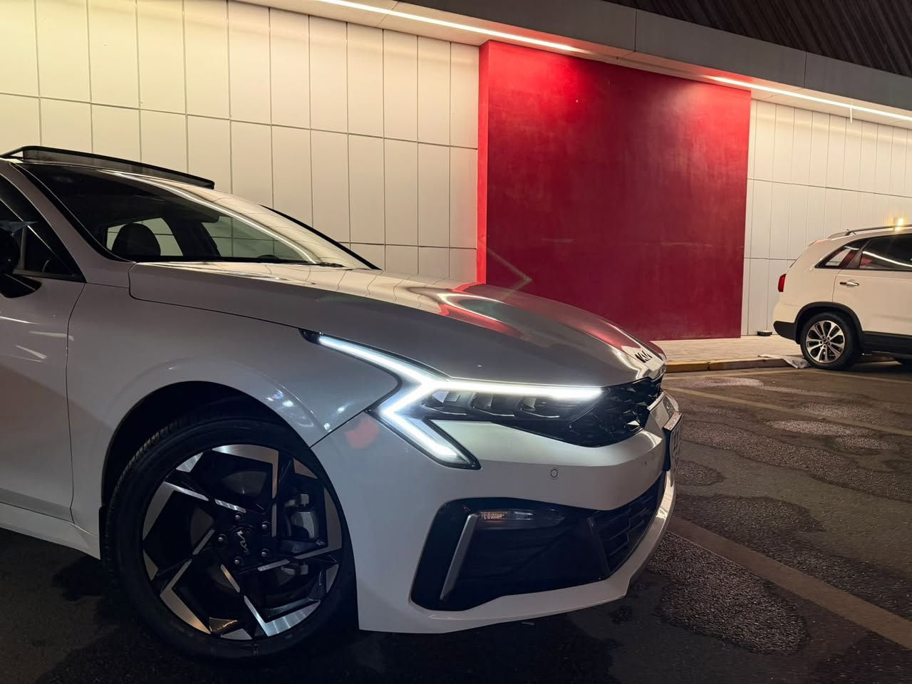 سلام عليكم K5 خليجي موديل 2024 كفاله عامه فول مواصفات السعر ٢٢٥ وبيه مجال *********** /***********
