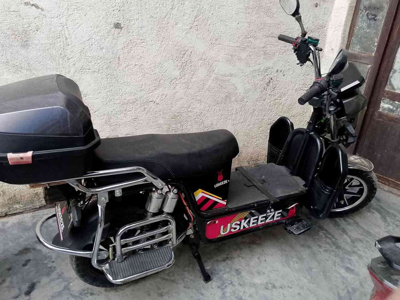 متوفر موطورين شحن خمس بطاريات..عالفحص من كلشي...رايدهن ٩٠٠ الف ... كهربائيات كله شغاله شاحنات شغاله..بطاريات قويات..كله عشره لانفخه ولا مشكلات لون واحد.مكان رمادي تأميم 
اتصال ***********
