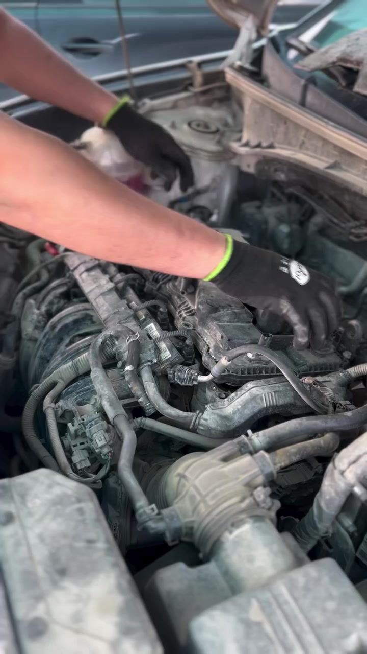 سؤال يتكرر دائماً من زبائننا ، هل زيت أدنول بي مواد تنظف المحرك من الداخل؟

الجواب: نعم

هذا التصوير لمحرك توسان كان صاحبها ملتزم باستخدام زيت ADDINOL ويغيره بالمواعيد المحددة، مثل ما تلاحظون المحرك نظيفًا جدًا من الداخل، بدون تراكمات أو كلس أو بقايا احتراق، الزيت يمنع تكون الرواسب (Sludge) ويعمل على تذويبها ونتخلص منها بشكل كامل داخل الفلتر اللي يتبدل بشكل دوري، هذا دليل على أن الزيت مو بس يشحم، بل ينظف بشكل مستمر.

طبعا هذا الكلام مبني على معلومات مذكورة بمواصفات الزيت بالموقع الرسمي لشركة ادنول ..

مركز خدمات دبي - موزع رسمي لزيوت ادنول الألمانية - بغداد - حي العدل - شارع الاسواق المركزية
للحجز والإستفسار: ***********

#أدنول #ADDINOL #زيت_المحرك #نظافة_المحرك #نصائح_سيارة
