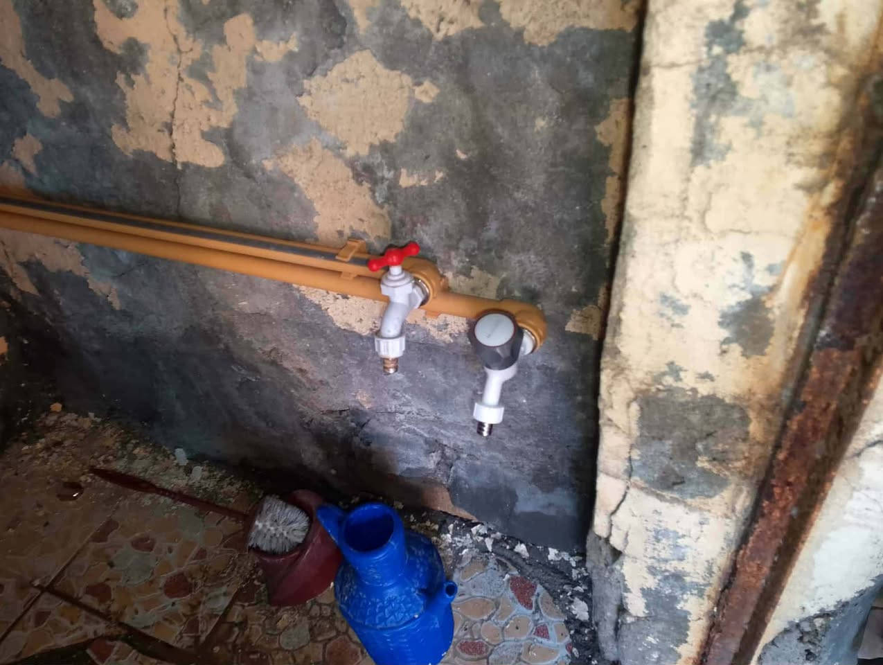 السلام عليكم عمل حيب الطلب الزبون عمل سباكه كامله من تجديد بواري وتجديد وتشطيب بيت كامل للتواصل الاتصال ااو واتساب ***********
