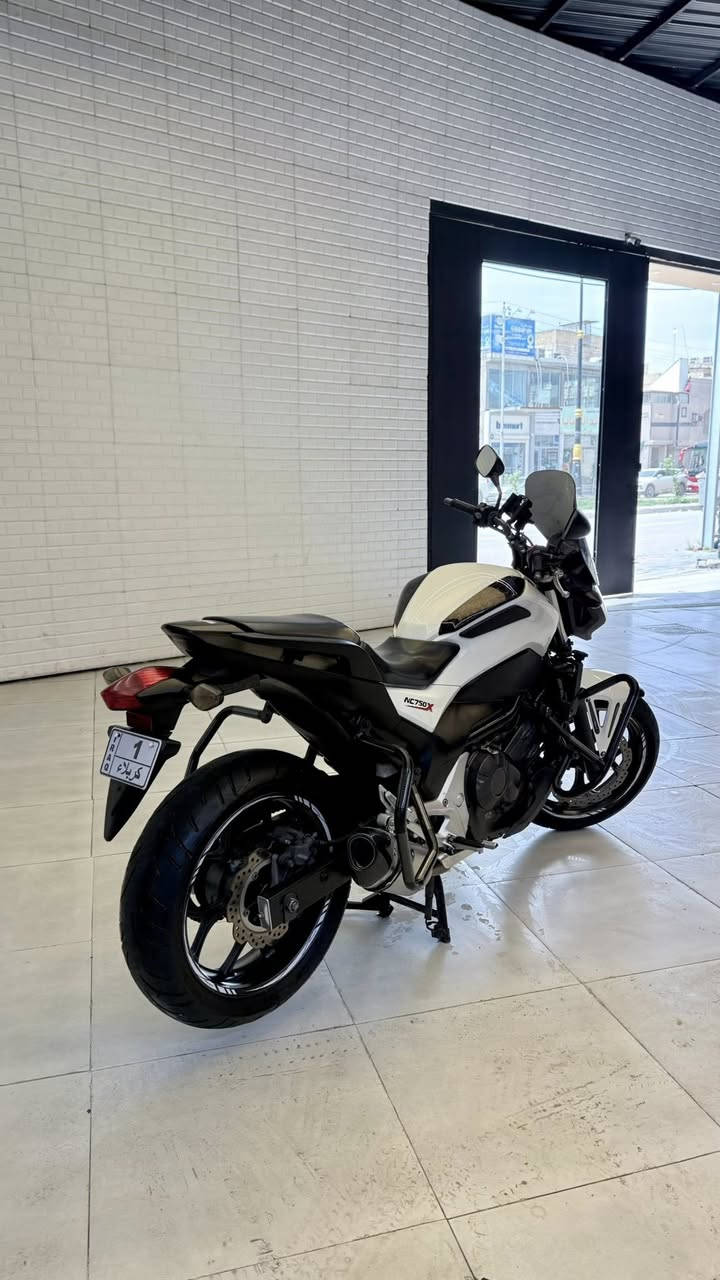 هوندا انسي ترحال للبيع موديل ٢٠١٤ 
دراجة مصروف عليه اهواي
اي نقص ما بيه تترقم بس ينفتح القرار 
الدراجة وارد يابان بدون حادث وانتربول 
محرك وگير وضفيره مكفوله من الفتح 
 نسخة الاكس يعني الادفنجر تصير مواصفات
اعلى من نسخة الاس مال شارع
دراجة اعتمادية وسرعه ٢٤٠
وقوة حصانية عالية مال ترحال
ماكو اي حماوة ووزن مناسب
مصروف عليه جامة امامية تفصال خاصة للترحال
درع وقواعد ب ٥٠٠ الف
دبل خلفي جديد
ادامة كاملة دهن موتل وبانزين محسن 
وبعد بيه غراض مثل الي بالصور 
نوزل نكرة تشتغل
الدراجة ماشيه  Km ١٣٠٠٠
مكاني كربلاء الروضتين 
السعر  ٢٤ ورقة وتسوة اكثر لان الدراجة بعده وكاله 
وبيه مجال بسيط كلش لان اريد اكمل ماستر 
مهندس علي  //   *********** 
ملاحضه مصور فديو بكل تفاصيل الدراجة عن قريب اليحب هم يشوفه بعيوني
