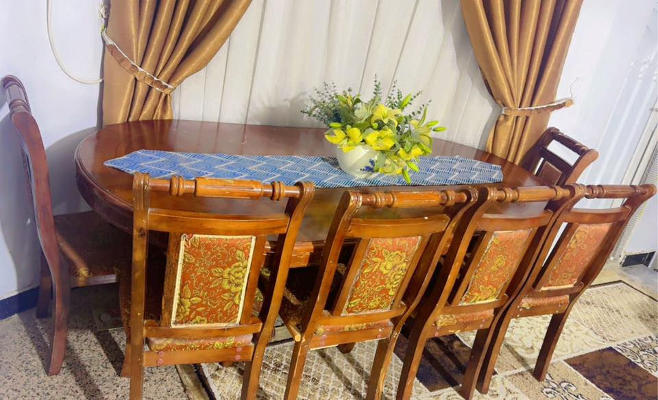 السلام عليكم ميز طعام خشب الزان الاصلي وكلش قوي وسعارهن معروفات هذن كلش نضيف مجرد خدوش بي العنوان ذي قار السعر 225رقم الهاتف ***********
