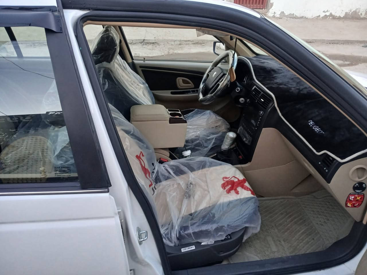 السلام عليكم بيجو بارس موديل 2025 حره بأسمي تحويل مباشر  كفاله عامه حتى من الشخط مكفوله رقم بغداد دوشمه عامه  كاعيتهاا غير مستخدمه ام الويل كب الجديد السعر 92 وبيهه مجال بسيط  بعدهه بظمان الشركه  ***********
