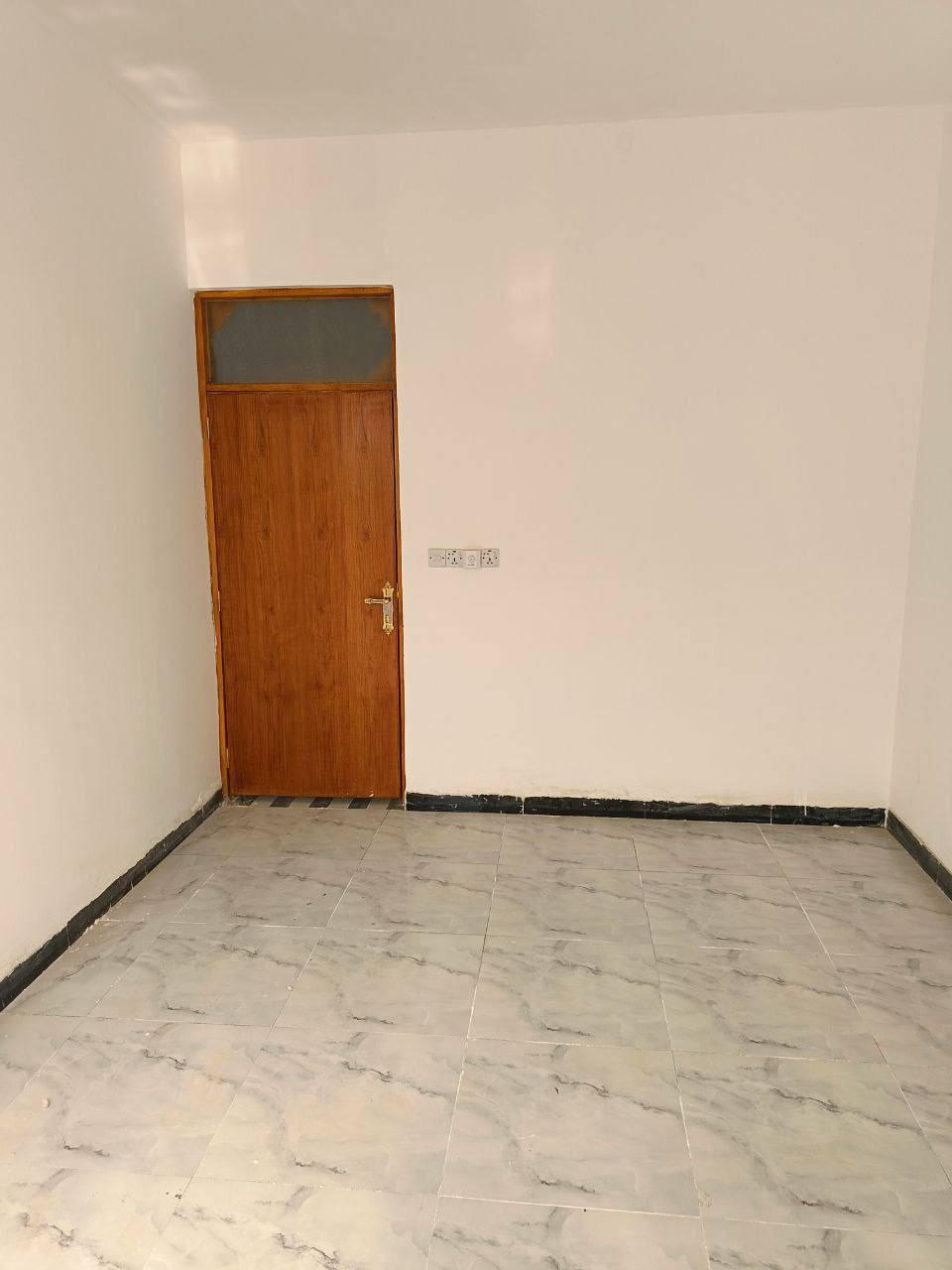 السلام عليكم
دار 137متر للبيع الاساس صب بناء طابوق نهروان السقف صب 
يحتوي على غرفتين وصاله ومطبخ واستقبال وحمام داخلي وخارجي
العنوان: النجف الاشرف /شارع علكم الشبلي من جه شارع المطار القديم ثاني بيت عن الشارع
السعر (55)مليون وبي مجال
للاستفسار ***********
***********
