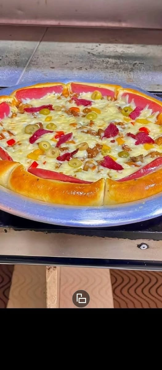 يقدم لكم لحم بعجين البركه عروضات بيتزا إيطالي شرط شغل درجة اولى طعم وذوق جرب وشوف  للحجز مفتوح من ساعه 12 ظهر الى ساعه 9 ونص مسائا يوجد توصيل كل 3 بيتزا حجم وسط بي 12)  وكل 3 بيتزا حجم كبير عائلي بي 15 مع بطل ببسي مجانا يوجد كل انواع البيتزا موجود ( يوجد توصيل للحجز على الرقم المنشور ( ***********
