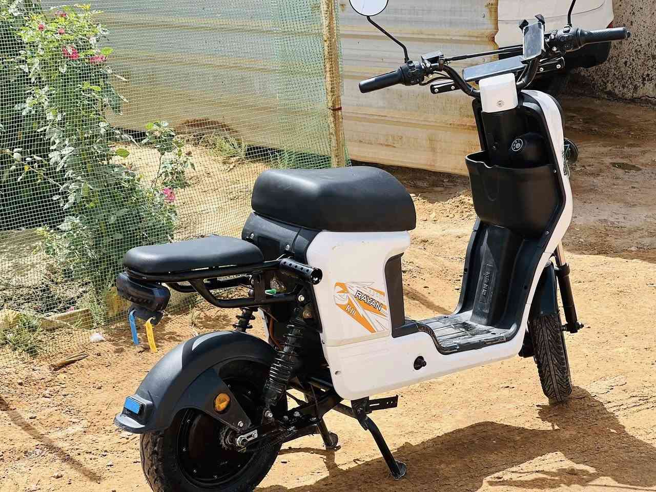 دراجة للبيع شحن R10 جديده كلش مكفوله من كلشي السعر 450 وبيه مجال مكان شامية  رقم الهاتف ***********🤍✨

