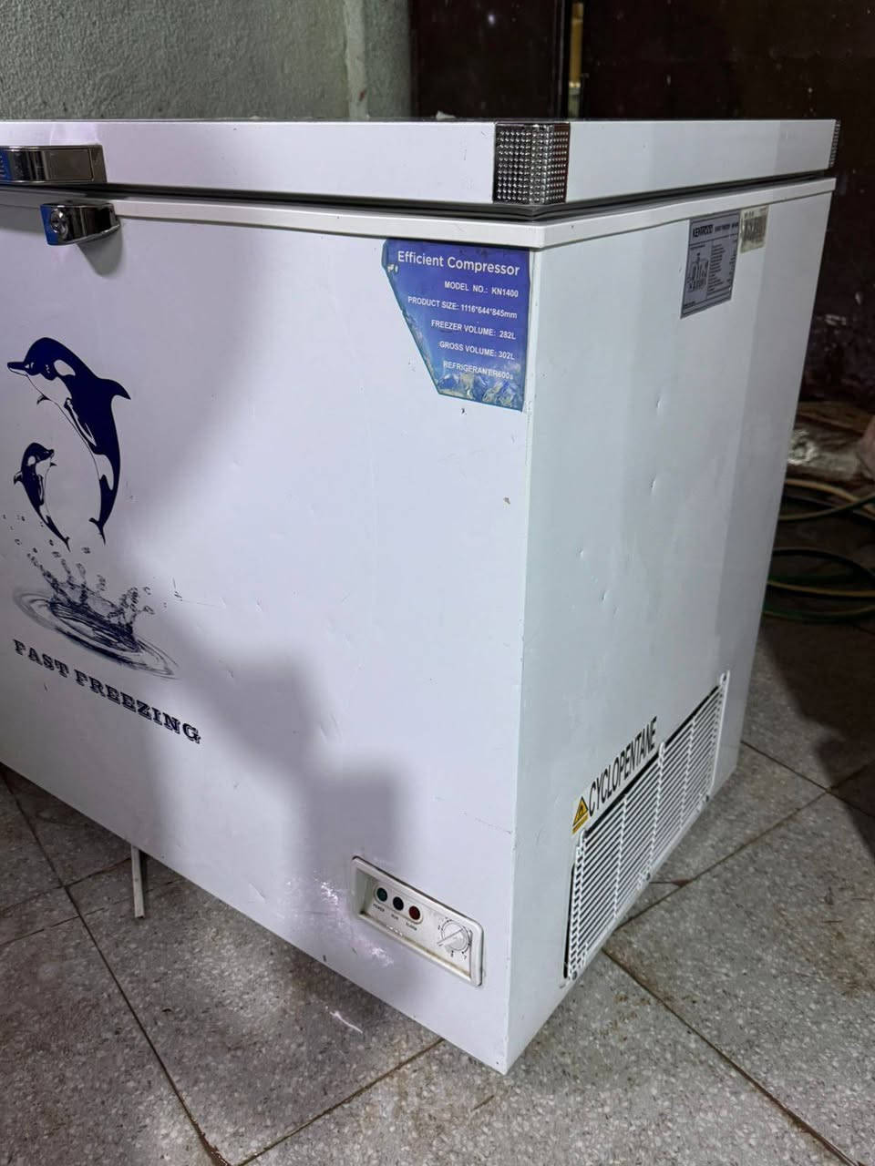 السلام عليكم مجمده حجم 14 قدم شغل فول مشحونه بس غاز ماطورها بلادي وبيها ضمان 10 أيام السعر 180 وبيها مجال بسيط مكاني الزعفرانيه شارع المعهد واتساب ***********
