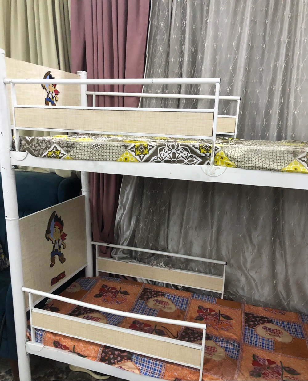 جرباية طوابق للأطفال بحالة جيدة جداً، مصنوعة من الحديد المتين وتحتوي على رسومات جذّابة للطفل. مناسبة لتوفير المساحة في غرفة الأطفال وتوفير الراحة والأمان. يمكن استخدامها لتوفير مساحة إضافية للعب أو الدراسة.