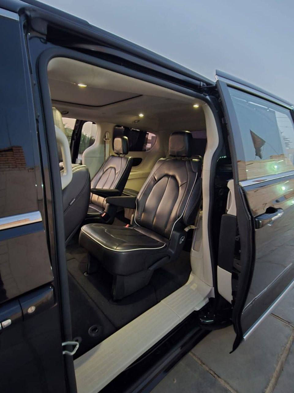 السلام عليكم
كرايسلر باسيفيكا ليمتد فول مواصفات واحدعلى واحد فول الفول مو تورنگ إل موديل 2022 اللون الاسود وتملك المواصفات التاليه: 
1ـ بانوراما (سلايدروف) زجاجي اضافة الى بوابه عازله للضوء 
2ـ اصطفاف ذاتي (اوتو بارك) 
3ـ ذاكرة خزن مرايات وكشن السائق (ميموري مرايات وكشن تحجزلسائقين تضبط حسب وضعية السائق) 
4ـ اربع كامرات (رؤيه محيطيه للجهات الاربع ) 
5 ـ حساسات عن بعد للاجسام عدد (12)للدعاميات الاماميه والخلفيه مع تنبيه صوتي ايمن وايسر حسب اتجاه وجود الجسم من السياره 
6 ـ اطواء المرايات آلي (كهربائي) وخاصة عند قفل السياره تطوى وعند تشغيل المحرك تفتح 
7 ـ فتح الابواب الثلاثه الجانبيه والخلفي (الاستيشن) بالتحسس من وجود الرجل 
7 ـ طوي وفتح الكشنات الخلفيه كهربائيّ من الشاشه والدكم الخلفيه 
8 ـ انارة البروجكتر حسب الاستداره او الاشاره ايمن او ايسر عند استخدام اللايت ليلا 
9 ـ لايتات ليد قويه بلون ابيض ناصع مع وجود لايت اوتو وحسب الاضاءة ليلا او نهارا وعند الانفاق 
10 ـ اضاءه ترحيبيه في المرايات وتحت الكشنات اضافه الى اللايتات وبقيه الاضويه الاعتياديه 
11 ـ تحديد مسار تفاعلي مع ايقاف السياره او تخفيف السرعه عند الحاجه اوتوماتيكيا مع استعادة السرعه عند ابتعاد السيارات امام السياره والتنبيه عند عدم وضع اليد الستيرن 
12 ـ ابواب كهربائيّة اوتوماتيكيه مع التحكم بها من البصمه 
13 ـ تشغيل المحرك عن بعد من البصمه 
14 ـ سايد بريك الكتروني تفاعلي يفتح اوتو عند السير من وقوف بالتقاطعات ماعدا اطفاء وتشغيل المحرك ذاتياً 
15 ـ دشبول مطرز بالخياطه ومطعم بالصاج مع الابواب 
16 ـ فرس متصل بالدشبول كبير مع وجودشاحنات سلكيه ولاسلكية مع مساحات خزن للحاجات فوق وتحت ماعدا خزن الموبايلات
 17 ـ الكشنات الاماميه كهربائيّة (السائق والايمن) 
18 ـ تدفئه وتبريد الكشنات الاماميه 
19 ـ تدفئه للكشنات الوسطانيه 
20 ـ بصمتين اصليه متوفره للسياره 
21 ـ مكنسه كهربائيّة مثبته من الشركه الصانعه لتنظيف داخل السياره 
22 ـ جامات الابواب الاربع اوتو بضغطه واحده صعود او نزول 
23 ـ شحن موبايل لاسلْكيّ 
24 ـ نظام صوتي مضخم هارمن گادن 
25 ـ السياره  ماشيه 40 الف  ميل قابله للزياده 
26 ـ نظام خرائط مزود بالشاشه فقط تحتاج تنزيل خرائط العراق حسب الرغبه مع نظام اندرويد اوتو وكار بلي 
27 ـ ماسحات مطريه اوتو تتوقف عند انقطاع المطر وتشتغل عند هطول المطر 
28-سستم صوت هارمن گاردن ذو ميزات عالية الاداء  واما السعر فهو سعر الليمتد الفول مواصفات مومثل البعض فول ماعدا الفتحه وهي مواصفات حقيقيه وهو 275 ورقه وللاستفسار الرجاء الاتصال او المراسله على رقم صاحب السياره *********** متوفر واتساب  مكان السياره ناصريه 
  واهلا وسهلا بالطيبين
