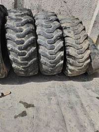 تايرات 17_5_25 الصنع هندي نضيفات كل ضرب ما بيهن العنوان بغداد للاتصال ...