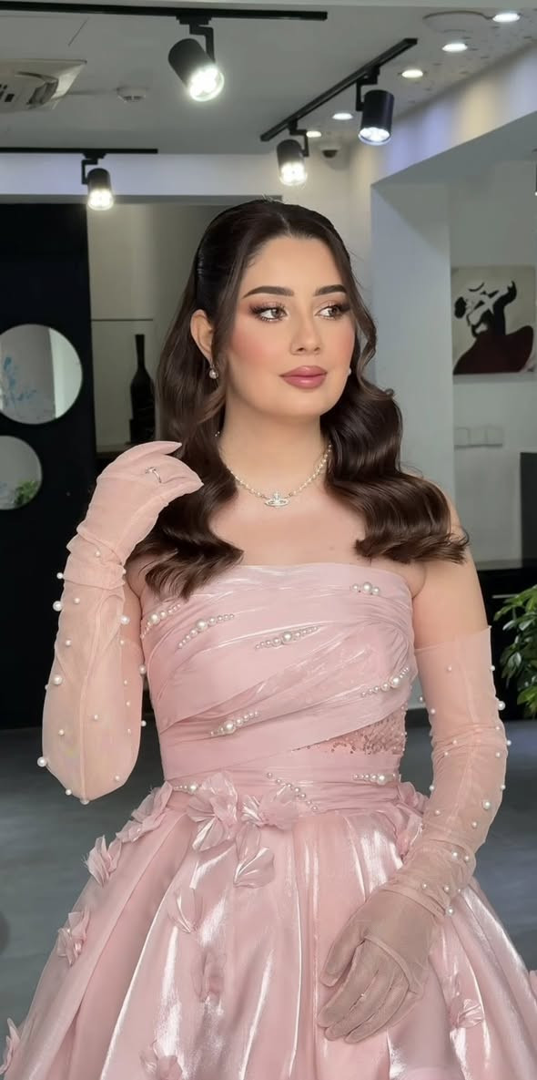 فستان للبيع/بنات هذا فستاني ملبوس ساعتين بس ،،نظيف وجديد تصميم خاص اشتريته بمليون ابيعه ب٥٥٠ الف 
إذا تريدين ادزلج المصدر الأخذته منه الفستان وادزلج فديو هم واتأكدي من السعر وللأمانة القماش رهيب ويجننن💕💕خصوصاً إذا عندج عقد او حنة يطلعج أميرة حرفياً 🥹
يلبس قياس ميديم وسمول وبي قيطان من الظهر تگدرين تتحكمين بالحجم🦋


**إذا كنت صاحب هذا الإعلان وتريد حذفه لأي سبب، رجاءا أرسل رسالة إلى الدعم الفني**