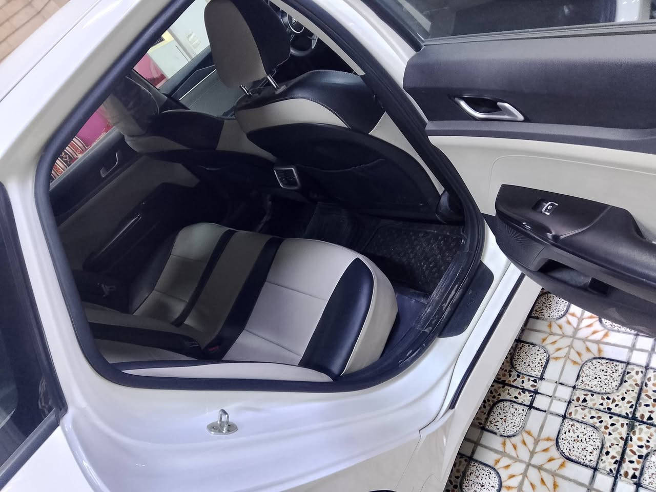 سلام عليكم K5 موديل 21 شركه الدوليه  مكفوله من كلشي ماعده الباب لخلفي وره سايق بي طخه وما مصلحه بعدها سياره كير محرك صدر كله ع وضع الشركه بسمي تحويل ثاني يوم  سعرها اتصل وبيك خير وتدلل 
*********** بي وتساب
