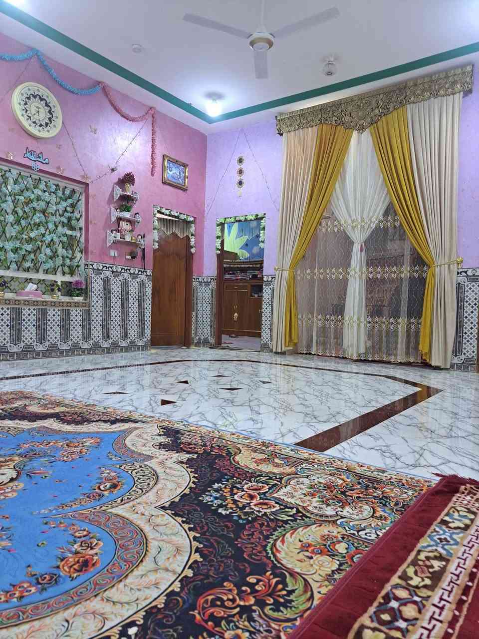 الدار معروض البيع البصره قضاء المدينه منطقة العلي البيت يحتوي على ثلاث غرف وستقبال وصاله ومطبخ صحيات داخلي وخارجي وكراج كبير مساحة البيت الكليه 550.متر ***********
