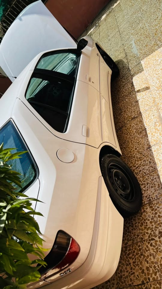 السلام عليكم.  بيجو فرنسي موديل 2001 سيارة جاهزه ونظيفه بيها  قطعتين صبغ  محرك كير كلو جديد شرط ماتصرف شي عليها تبرد ثلج  رقم مسطره جديد ثاني يوم تحويل رقم بغداد مكان السياره الموصل***********
