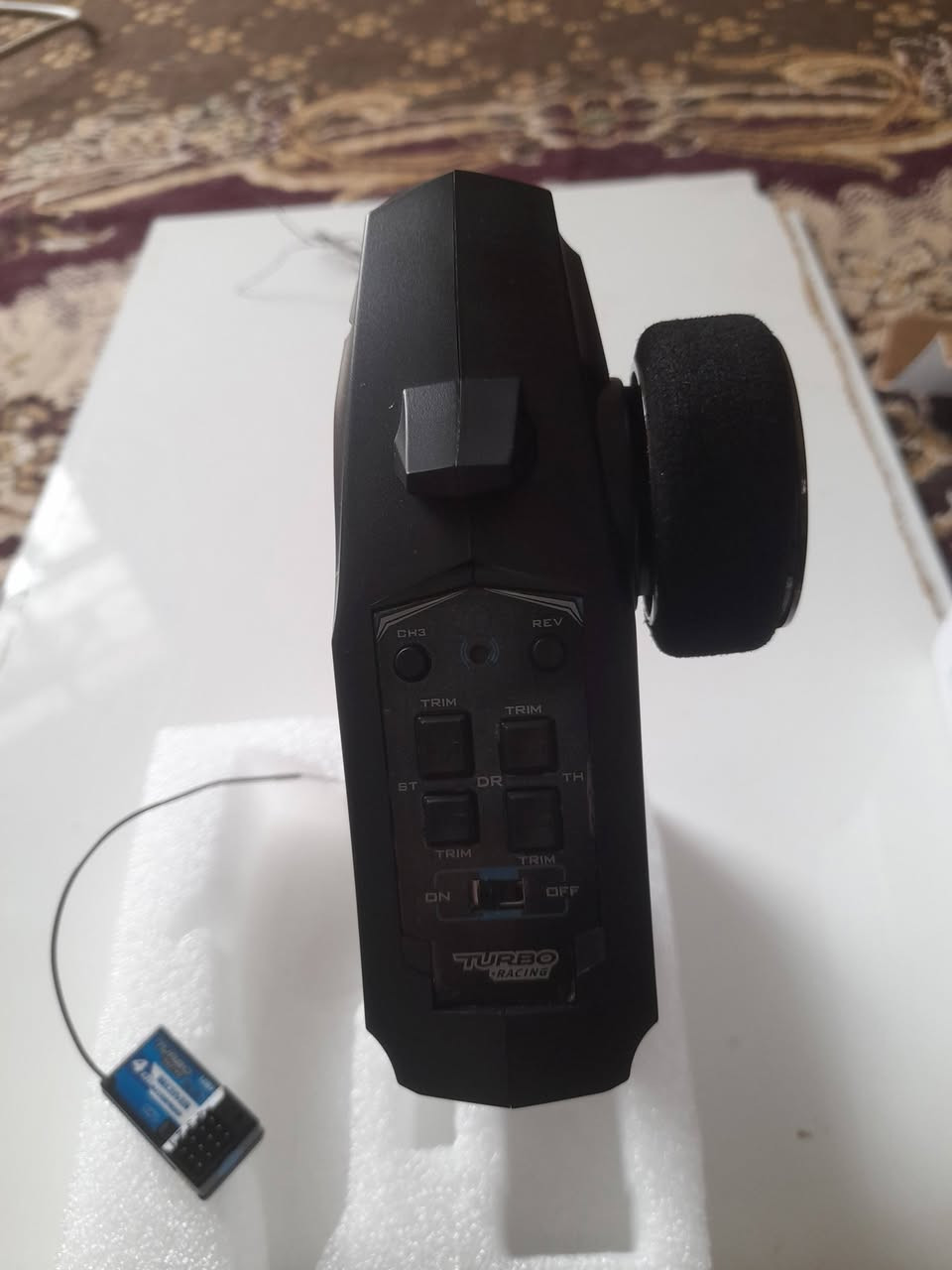 هذا المنتج هو جهاز تحكم عن بعد للسيارات والقوارب التي تعمل بالتحكم عن بعد من طراز Turbo Racing 91803G-VT.
نوع الجهاز: جهاز إرسال واستقبال يعمل بتردد 2.4 جيجاهرتز.
عدد القنوات: 3 قنوات للتحكم.
المميزات: يتميز بتصميم مقبض مسدس مريح وعجلة توجيه دقيقة للتحكم.
المدى: يوفر نطاق تحكم يصل إلى حوالي 100 متر.


**إذا كنت صاحب هذا الإعلان وتريد حذفه لأي سبب، رجاءا أرسل رسالة إلى الدعم الفني**