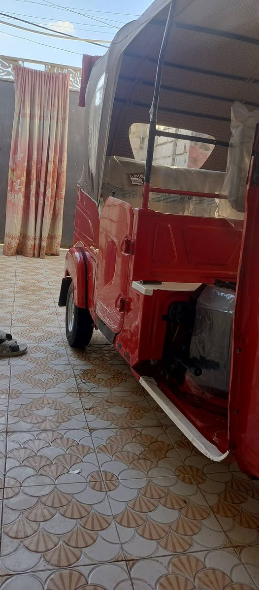 السلام عليكم تكتك للبيع رقم وسنويه تحويل ثاني يوم موديل 2022 شهر 10 محرك كفله الكشر  كفله من الصبغ ولمعجون بيه بس بارد الموضح بلصور مكان ناصرية سوق الشيوخ رقم الهاتف ***********
