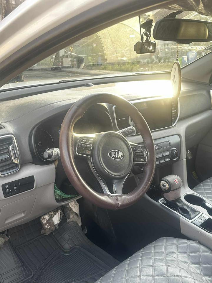 سلام عليكم
سبورتج 2017 خليجي مكفوله 
ماشية 75
رقم بغداد بأسمي 
مواصفات السيارة 
مكينة 2000 دوش 
بنراما 
تبريد امامي خلفي 
كامرة 
حساس خلفي
لد امامي وخلفي 
مري شفط 
وبعد بيها مواصفات 
اخوان الشراي يتصل ممتواجد ع الفيس رجاءً 
السعر 180ورقة 
للاتصال . ***********
مكان السيارة بغداد البلديات
