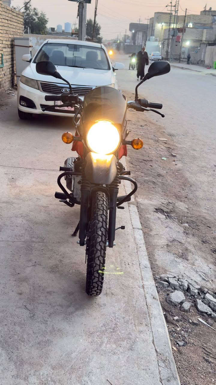 🚲 متاح دراجة بوكسر مرقّمة – موديل 2023
✅ الدراجة نظافة فول ✅ على أيدي وما متعوبة
✅ استخدام شخصي (من البيت للدوام فقط)
❌ غير مستخدمة دليفري
🎨 الدهن أصلي وما بيه شي
🛢️ الزيت (أمزول) – اللتر بـ 13 ألف
💰 السعر: 2,600,000 دينار
📍 الدراجة برغي ما مفتوح بيها شرط الفحص 
📞 التواصل: ***********
💬 متوفر واتساب
