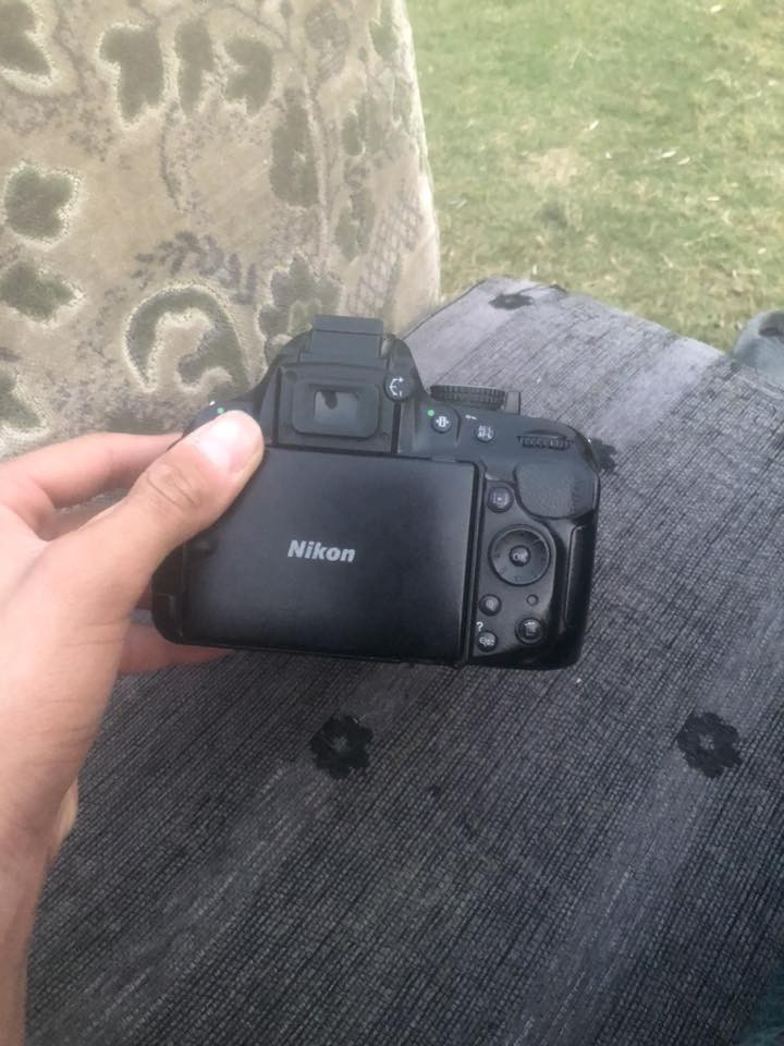السلام عليكم كامرة نيكون 5200 استخدام قليل للبيع الملحقات عدسة رياضية 70/300 شاحنة بطاريات عدد 2 رام 16 كيكة بايت استاند ثابت عدسة شمسية السعر 450 وبيهة مجال للستفسار الاتصال على ‭0778 220 5304‬
