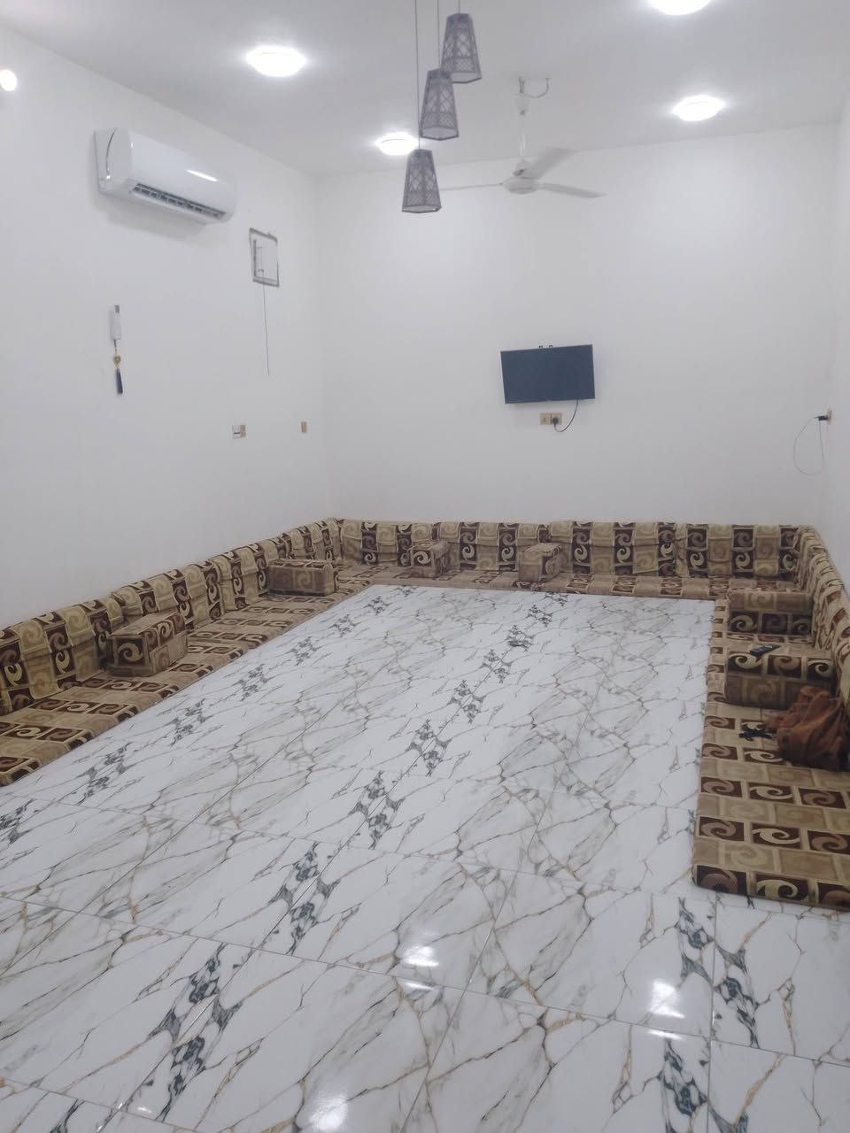 سلام عليكم بيت للبيع بحي ابو طارق مساحه 300 صب كونكريت غرفتين وصاله وستقبال صحيات الاستفسار تصال ع رقم ***********

