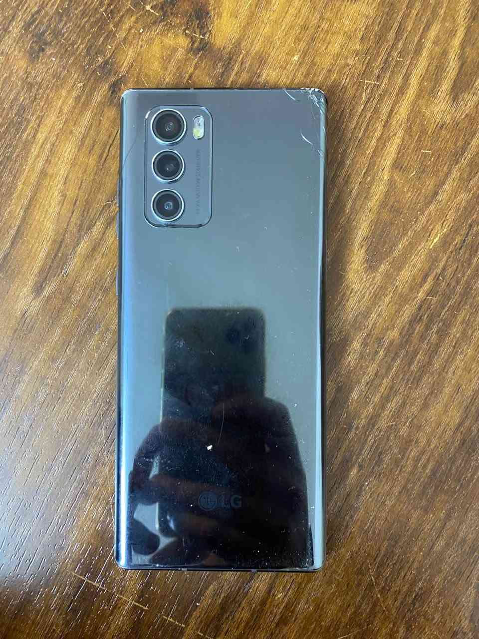 السلام عليكم  جهاز LG وينج
فول نضافه فقط الفطر ب الضهر 
مراوس ب ايفون 12 برو ماكس لان متعلم على للايفون
***********
